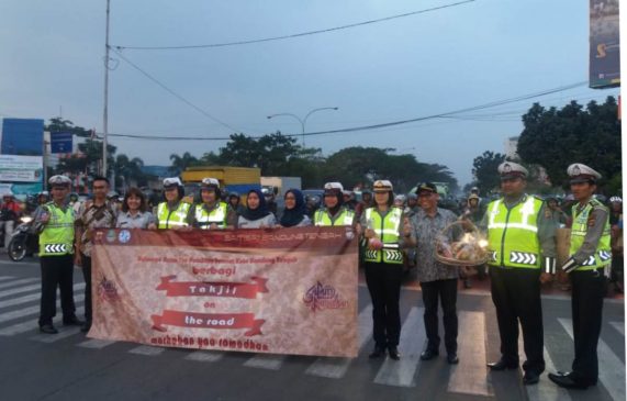 Mitra Samsat Bandung Tengah Bagikan Takjil di Perempatan Gedebage