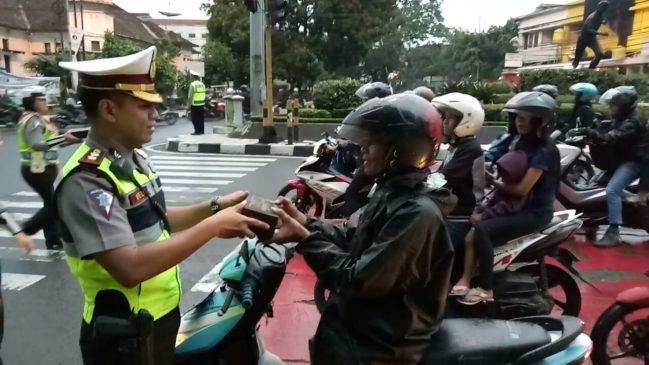 Satlantas Polrestabes Bandung Gelar Ngabuburit On The Road