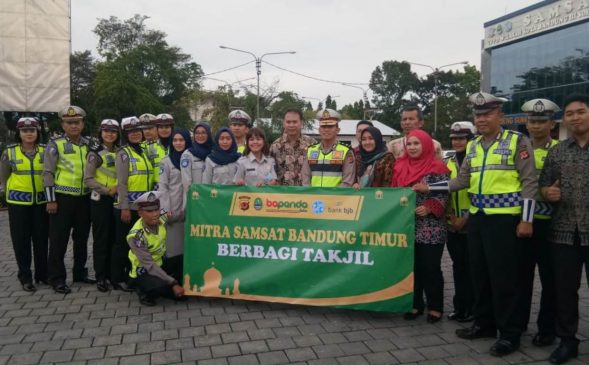Mitra Samsat Bandung Timur Berbagi Takjil