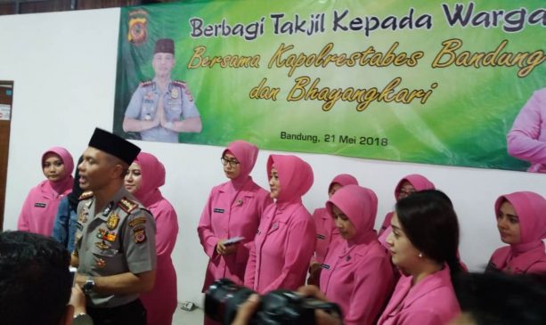 Kapolrestabes Bandung Bersama Bhayangkari Bagikan Takjil, Satlantas Gelar SIM Keliling Ngabuburit