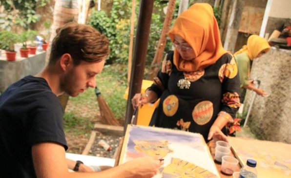 Remaja Dari Berbagai Negara Antusias Belajar Batik