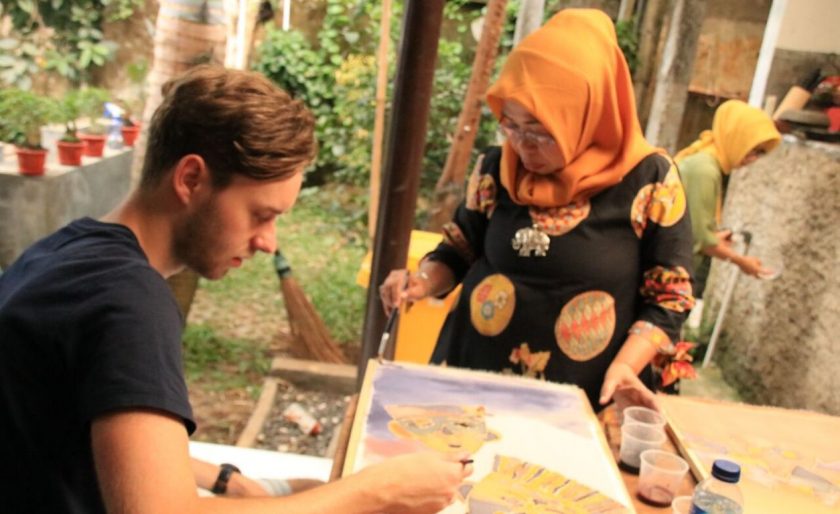 Remaja Dari Berbagai Negara Antusias Belajar Batik
