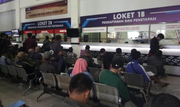 Pelayanan Gratis BBNKB 2 Dan Denda PKB  di Samsat Bandung Tengah Tertib