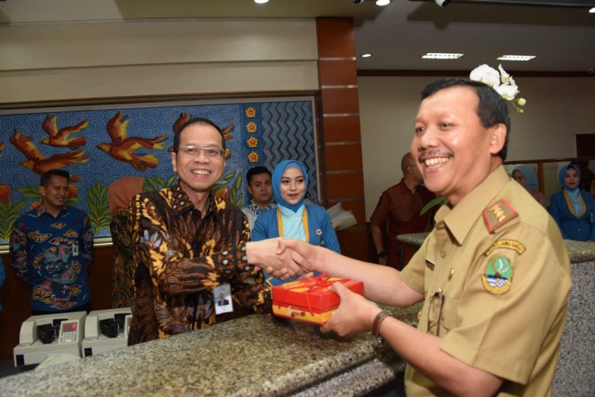 Direktur Utama bank bjb Layani Nasabah di Harpelnas