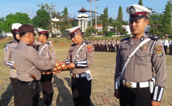 Kapolres Lampura Beri Penghargaan Kepada Anggota Satlantas Berprestasi