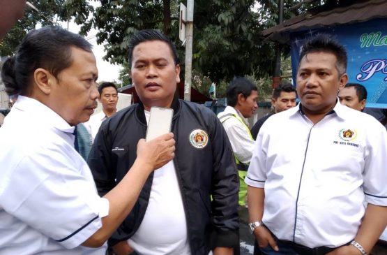Bertajuk “PWI Berbagi” PWI Kota Bandung Bagikan Takjil di Seputar Jalan Ahmad Yani Bandung