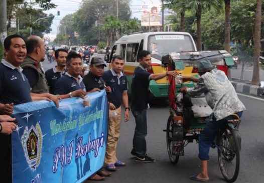 Kali Kedua PWI Kota Bandung Bagikan Takjil Gratis