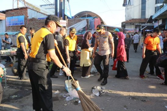 Sambut HUT Bhayangkara ke 73, Kapolrestabes Bandung Bersama Jajaran Bersih-bersih di Pasar Kosambi