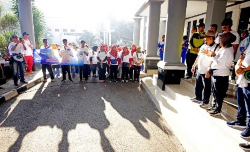 Peringati Hardiknas, Disdik Jabar Gelar Jalan Santai