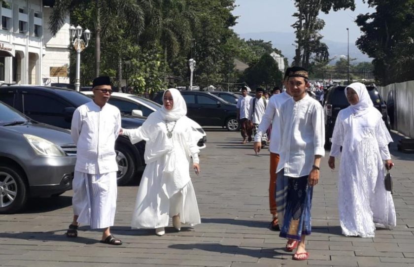 ASN Jabar Pakai Sarung dan Peci di Hari Santri