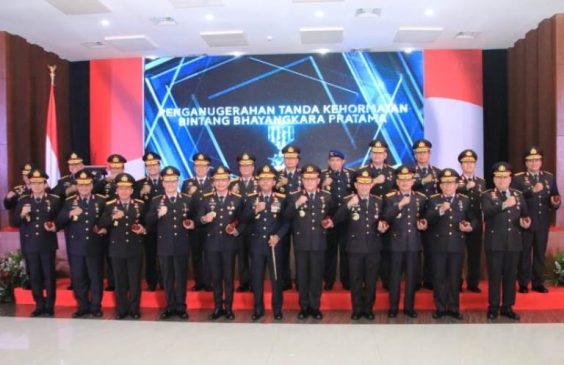 Kapolda Jabar Terima Penghargaan Bintang Bhayangkara Pratama