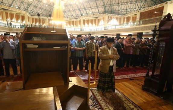 Ratusan ASN Pemkot Bandung Laksanakan Shalat Gerhana Matahari Di Masjid Al-Ukhuwah