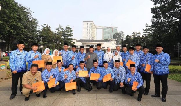 Wali Kota Bandung Berikan Piagam Penghargaan Kecamatan Terbaik Bandung Menanam Jilid I