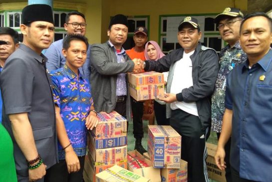 Anggota DPRD Tanggamus Serahkan Bantuan ke Warga Tertimpa Musibah Banjir