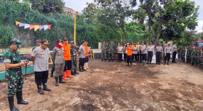 Kapolda Jabar Instruksikan,Terus Laksanakan Kegiatan Humanis Dalam Menolong Korban Bencana  Banjir di Komplek Cimareme Indah