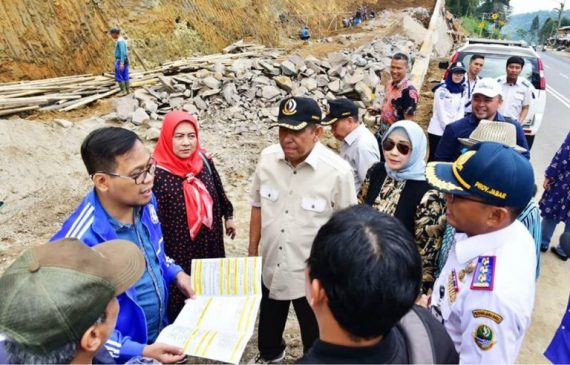 Komisi IV DPRD Jabar Tinjau Pembangunan Jalur Keselamatan Tanjakan Emen