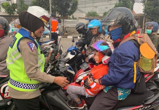 Personel Dit Lantas Polda Jabar Gelar Dikmas Lantas dan Sosialisasi Keselamatan Berlalu Lintas