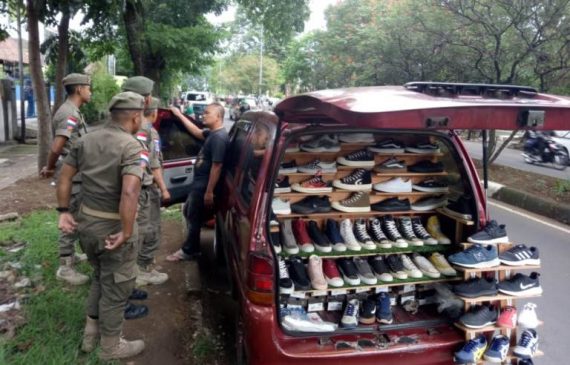 Satpol PP Kota Bandung Larang Moko Berjualan di Jalan Diponegoro