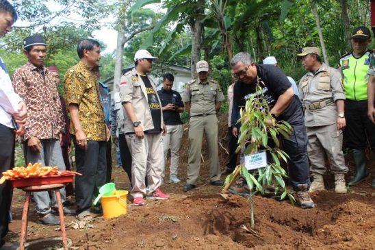 Bupati Sukabumi Tanam Pohon Durian Duri Hitam, Tanda Dimulainya Acara Warga Kampung Ciangkrek