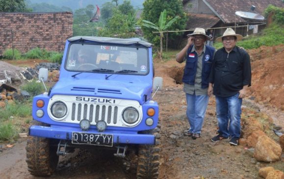 Dua Pentolan Serikat Media Siber Indonesia Tinjau Huntara di Atas Awan