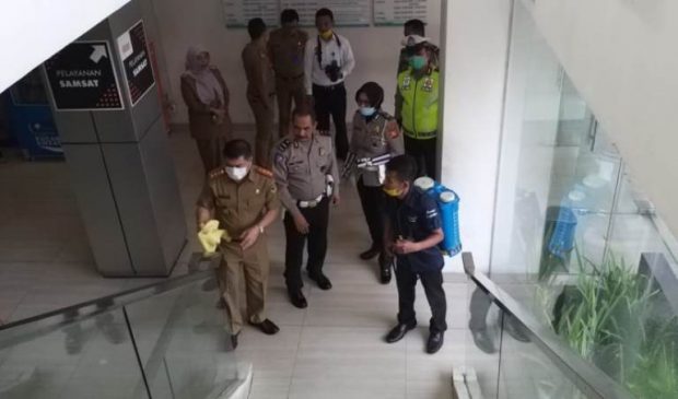 Cegah Pencemaran Virus Corona, Anggota Ditlantas Polda Jabar Lakukan Penyemprotan Disinfektan