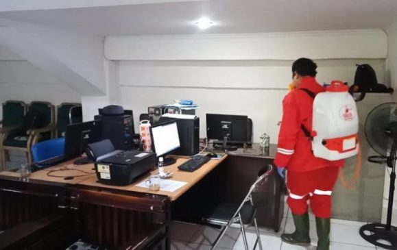 Cegah Wabah Virus Corona, Sekretariat PWI Kota Bandung Disemprot Disinfektan Oleh PMI