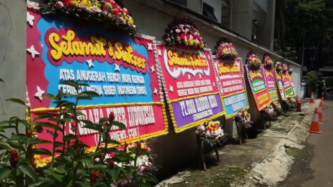 Dapat Penghargaan MURI, Kantor SMSI Dibanjiri Karangan Bunga