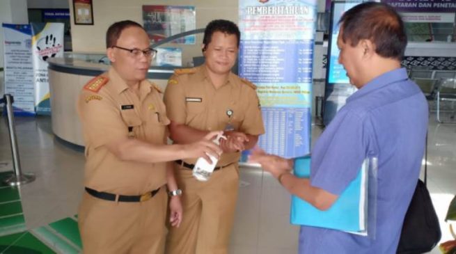 Samsat Bandung Tengah Semprot Disinfektan dan Sediakan Hand Sanitizer Bagi Wajib Pajak