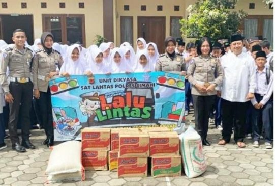 Sat Lantas Polres Cimahi Gelar Baksos di Pesantren Al-Musyahadah