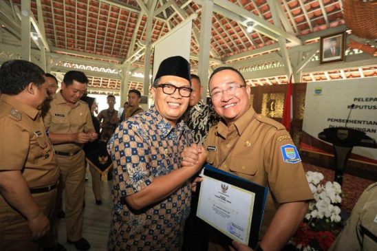 Wali Kota Bandung Lepas 151 Purnabakti ASN