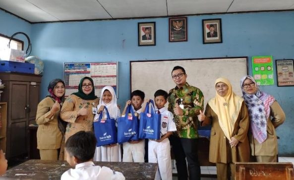 bank bjb Ringankan Beban Para Siswa dan Guru SDN 4 Cimareme Terdampak Banjir