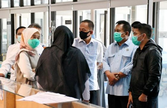 Pimpinan DPRD Jabar Serahkan Langsung Bantuan APD Kepada RSUD Al Ihsan