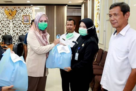 Pimpinan dan Anggota Komisi III DPRD Jabar Berikan Bantuan Kepada Tenaga Kebersihan