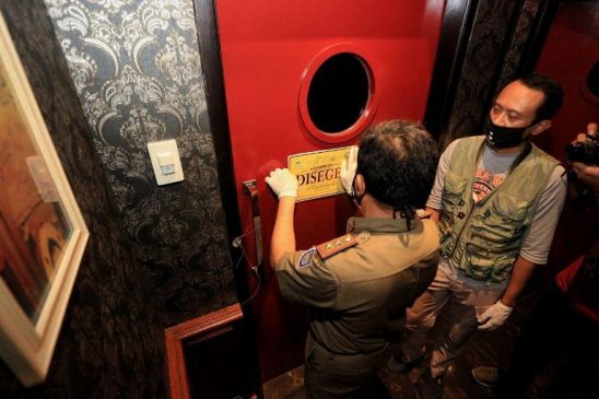 Satpol PP Segel Tempat Karaoke Yang Nekat Buka Di Tengah Wabah Covid-19