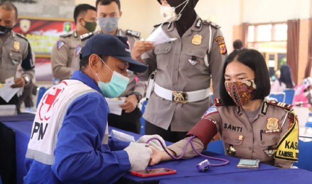 Kasatlantas Polres Cimahi dan Personil Donorkan Darah