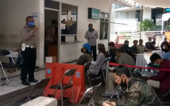 Paur BPKB Ditlantas Polda Jabar, AKP Peterson Sosialisasikan Protokol Kesehatan Kepada Wajib Pajak