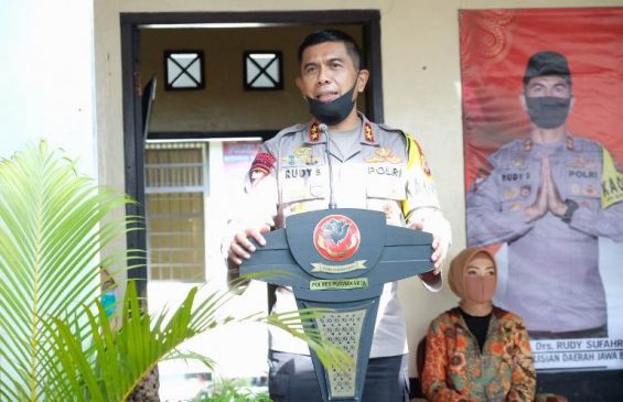 Baksos Serentak Polri Peduli Covid-19 Satker Mapolda Jabar Bagikan 2.290 Paket