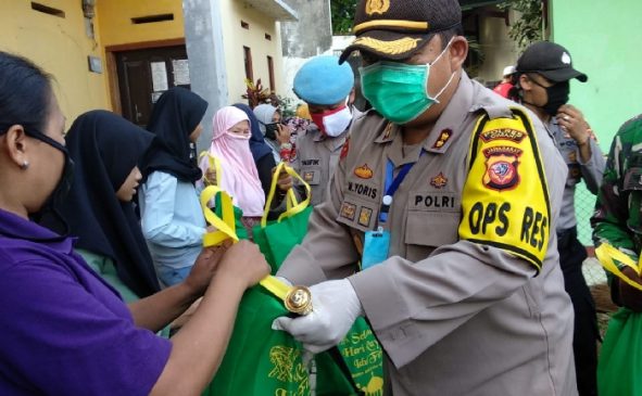 Kapolres Cimahi Turun Langsung Bagikan Paket Sembako Kepada Warga Terdampak Covid-19