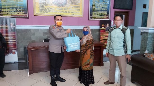 Kapolres Ciamis Polda Jabar Serahkan Paket Sembako Untuk Masyarakat Kab. pangandaran
