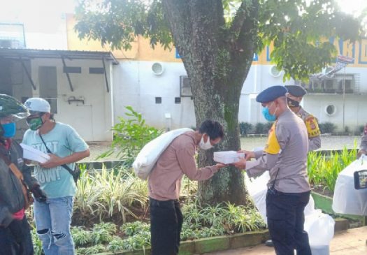 Brimob Polda Jabar Bagikan 200 Paket Nasi Kotak di Sepanjang Jalan Kota Bandung