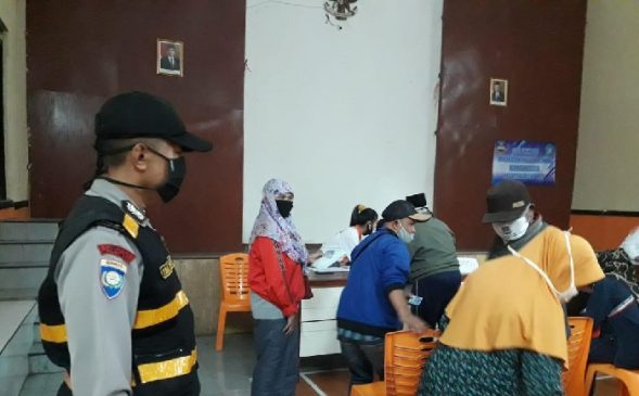 Personel Polres Cimahi Polda Jabar Kawal Penyerahan BLT-DD