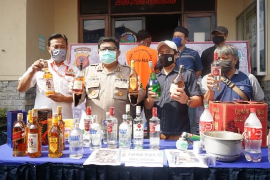 Polres Cimahi Polda Jabar Gelar Konferensi Pers Pengungkapan Kasus Home Industri Minol Tanpa Izin