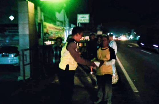 Kabid Humas Polda Jabar : Sinergitas TNI-Polri Bagikan 100 Nasi Kotak di Wilayah Polres Indramayu
