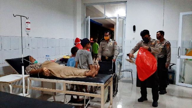 Personel Polres Karawang Polda Jabar Tolong Ibu Melahirkan di Pinggir Jalan