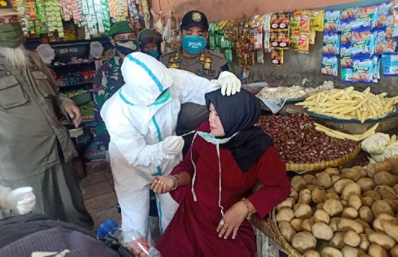 Gabungan 3 Pilar Dampingi Tes Swab dan Pendisiplinan Masyarakat di Pasar Baru Indramayu