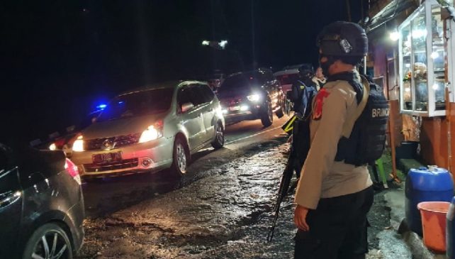 Anggota Brimob Polda Jabar Jaga Ketat PSBB Puncak Pass Cianjur