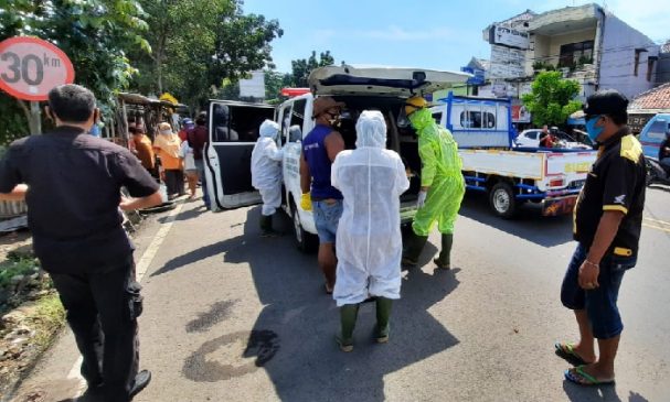 Petugas Polisi Polsek Lemahwungkuk Polres Cirebon Kota Polda Jabar Tangani Orang Tersungkur di Gubug