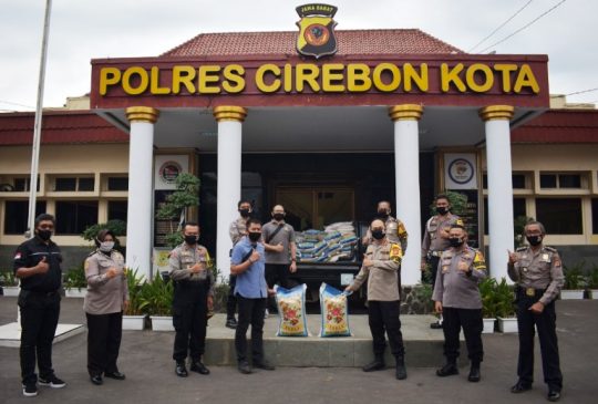 Kapolres Cirebon Kota Polda Jabar Terima Bantuan Beras Dari Club Volk Wagen Cirebon
