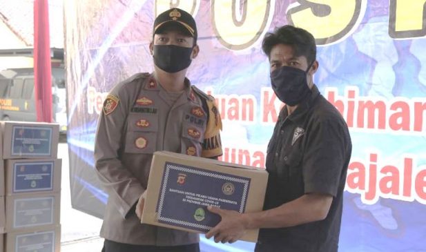 Kapolres Majalengka Polda Jabar Serahkan Paket Sembako Tahap Kedua Bantuan Kerohiman Dari Kemenparekraf