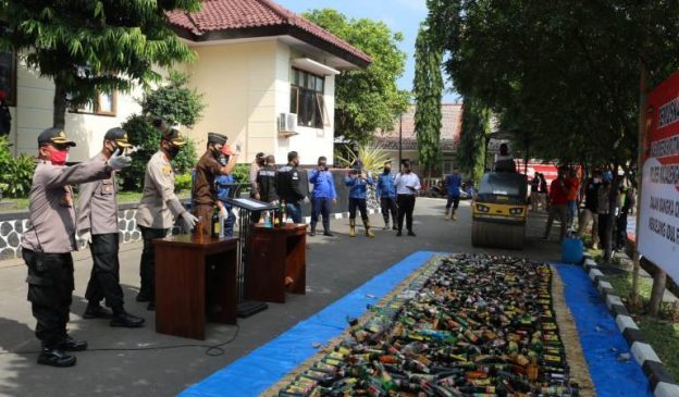 Ops Pekat Lodaya, Polres Majalengka Polda Jabar Musnahkan Ribuan Botol Miras